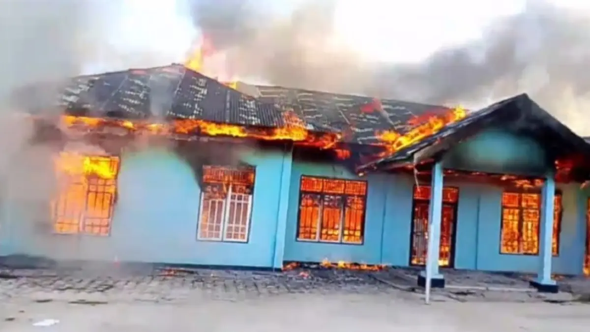 Kantor Kepala Desa Muara Bahan Kecamatan Singingi Hilir, Sabtu (27/6/2026) hangus terbakar di lalap api. (Kecamatan Singingi Hilir)