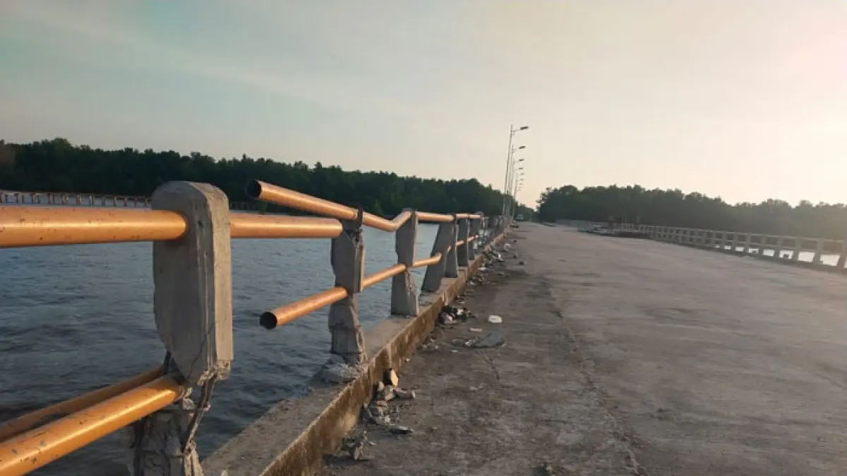 Kondisi pagar pembatas Pelabuhan BUMD PT BLJ di Desa Air Putih yang mengalami kerusakan parah akibat ditabrak oleh KMP Sereia Domar saat akan menyandarkan kapalnya di pelabuhan tersebut. Foto diambil, Ahad (28/6/2026). (Abu Kasim/Riaupos.co)