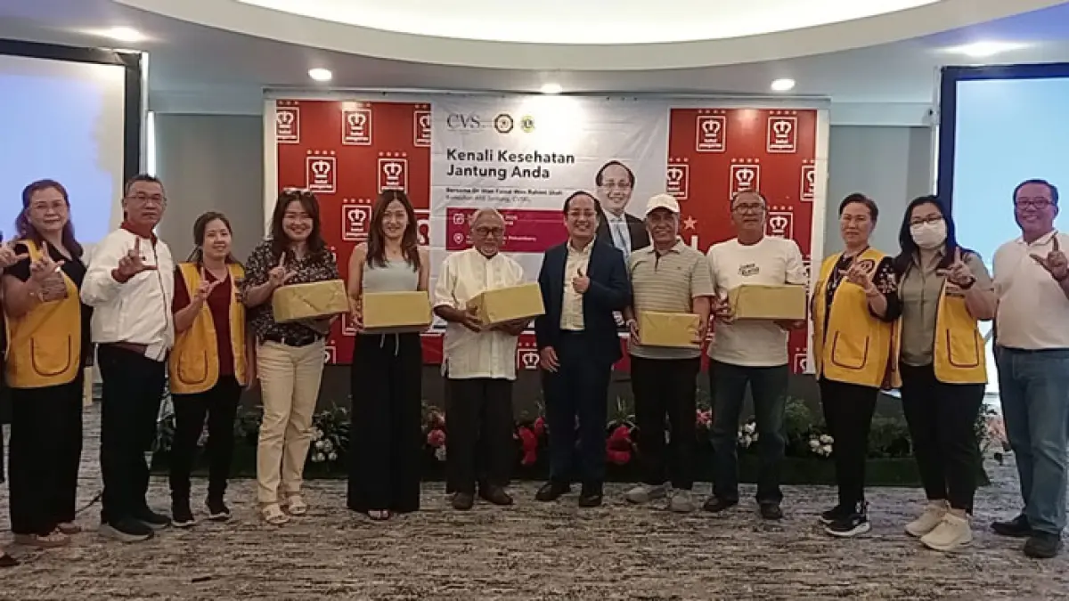 Konsultan Ahli Jantung, CVSKL Dr Wan Faizal Wan Rahimi Shah (tengah) foto bersama masyarakat Pekanbaru usai memberikan edukasi tentang kesehatan jantung di Hotel Pangeran Pekanbaru, Ahad (28/6/2026). (Prapti Dwi Lestari/Riaupos.co)