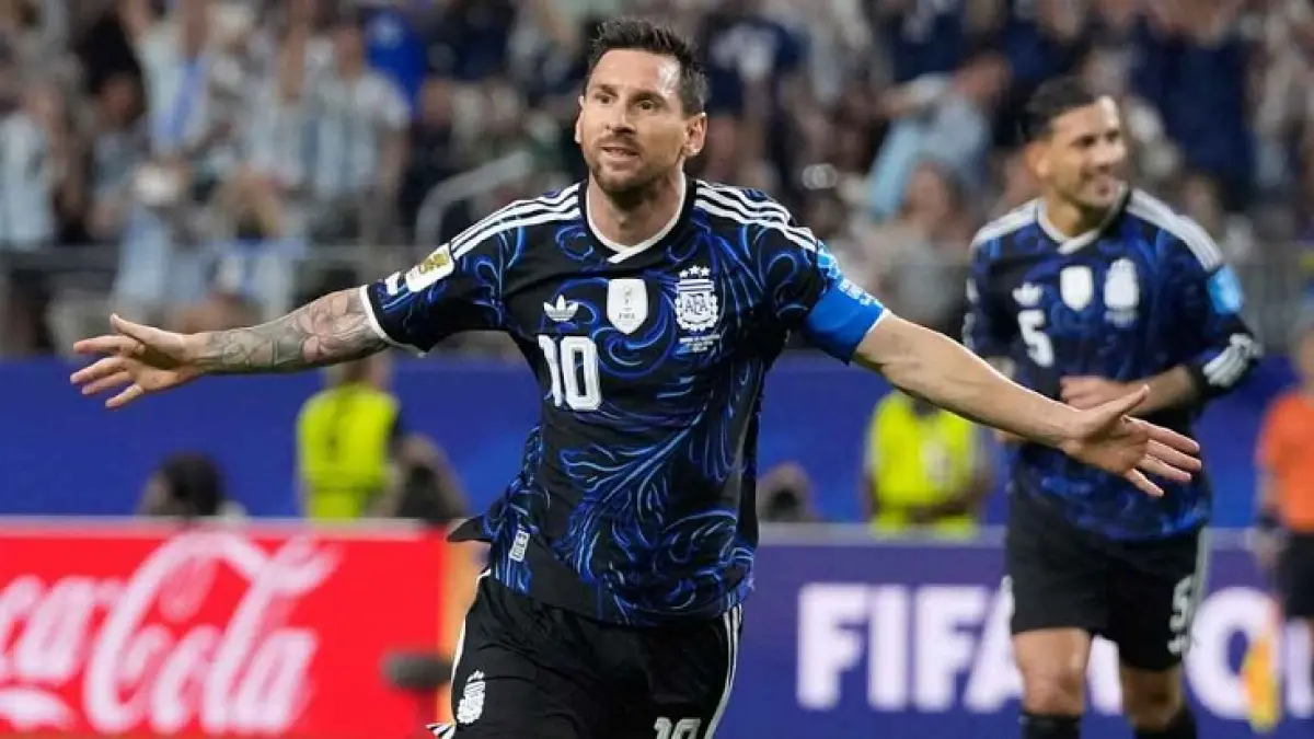 Lionel Messi merayakan gol pemecah rekor terbarunya dalam pertandingan Argentina melawan Yordania. (AP/Tony Gutierrez)