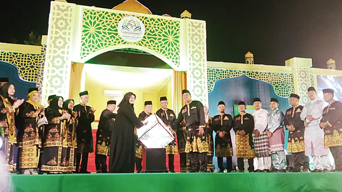 Ketua Dewan Pengawas MTQ Dr Hj Helmi Halimatul Udhmah MSi bersama Plt Gubernur Riau H SF Hariyanto, Bupati Kuansing Dr H Suhardiman Amby MM dan bupati/wali kota se-Riau, mengikuti pembukaan MTQ Ke-44 Provinsi Riau di panggung Astaka Utama MTQ Riau di kawasan Taman Jalur  Telukkuantan, Sabtu (27/6/2026) malam. (Desriandi Candra/Riau Pos)