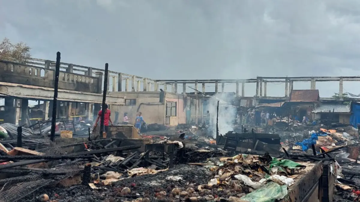 Pedagang mengumpulkan puing-puing sisa bekas kebakaran di Pasar Terapung Jalan Yos Sudarso, Tembilahan, Ahad (28/6/2026). (Istimewa)
