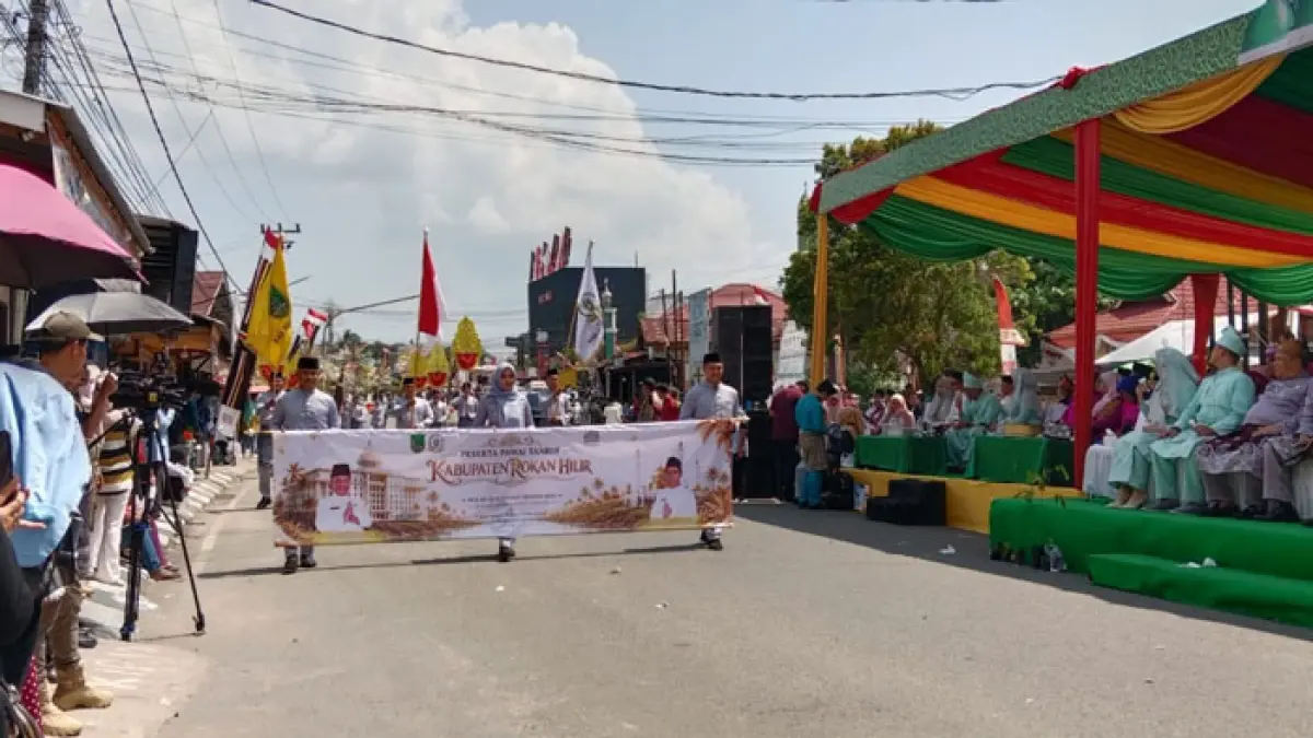 Penampilan kafilah Rohil saat mengikuti pawai taaruf pada MTQ ke-44 Tingkat Propinsi Riau di Kuansing, Sabtu (27/6/2026) kemarin. (LPTQ Rohil untuk Riaupos.co)
