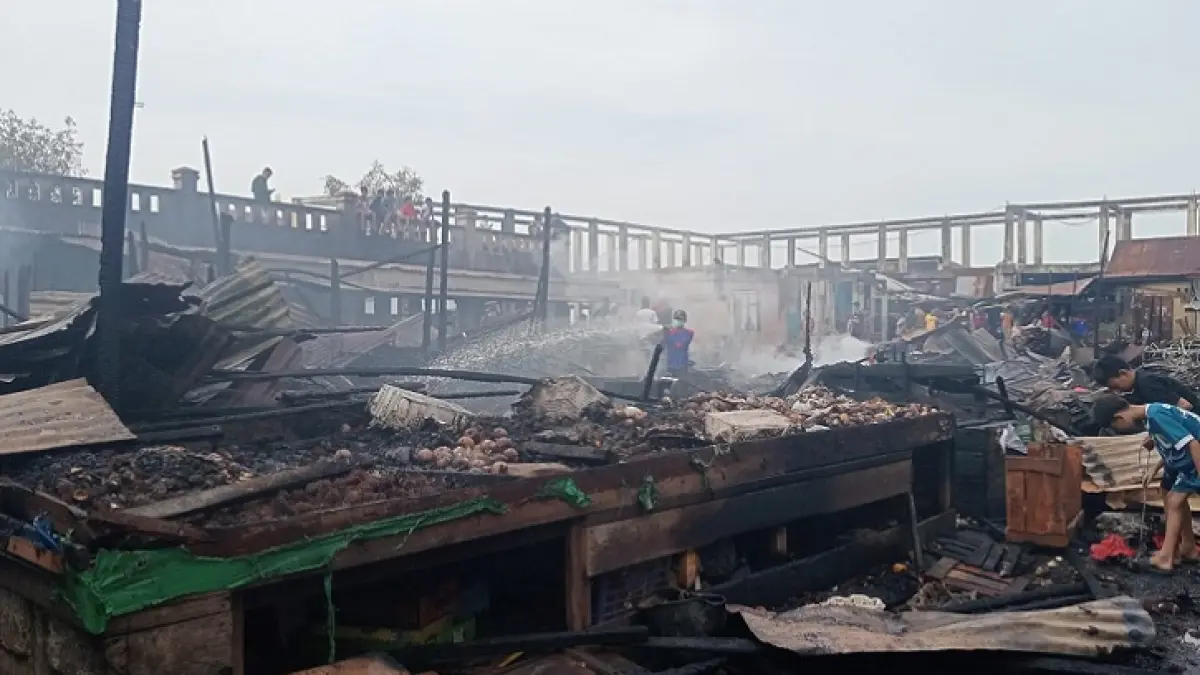 Terlihat petugas pemadam sedang melakukan pendinginan di lokasi kebakaran di Jalan Yos Sudarso, Tembilahan, Ahad (28/6/2026). (Istimewa)