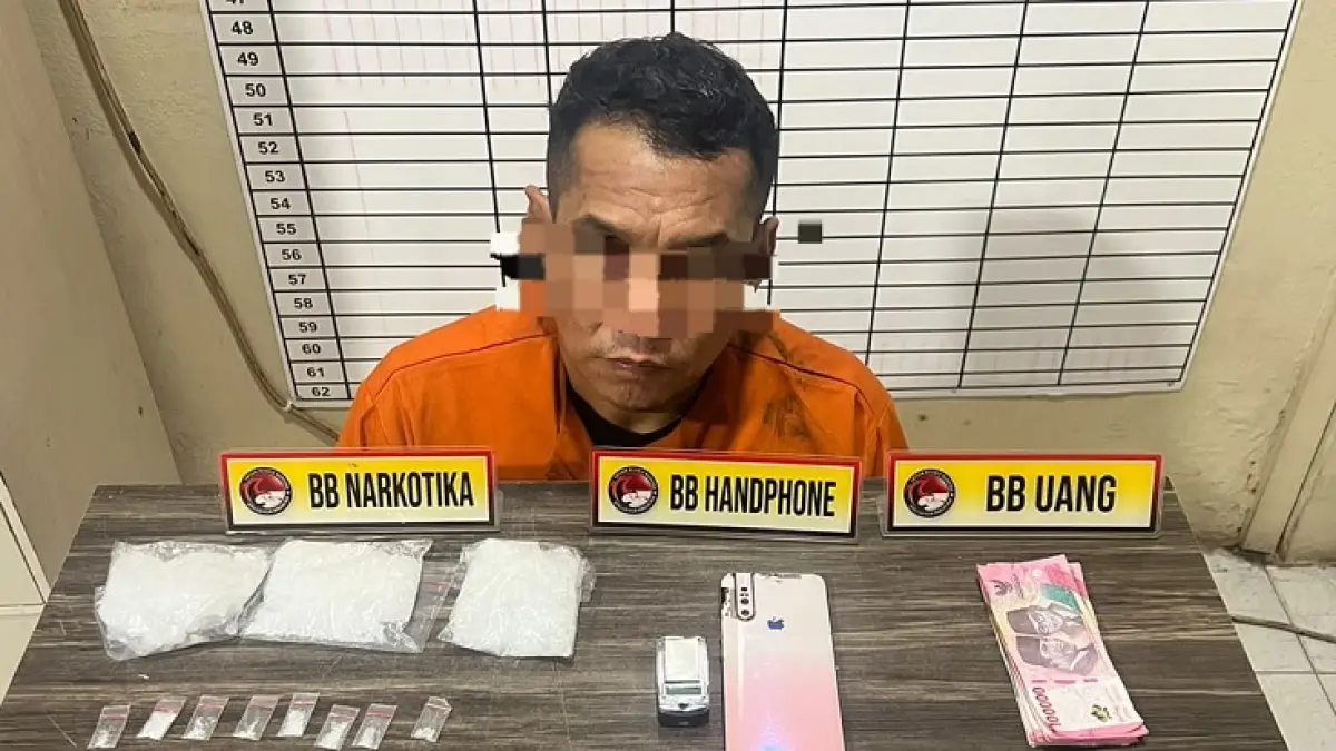 Tersangka inisial HI bersama ratusan gram sabu dan barang bukti lainnya diamankan di Mapolres Inhil untuk proses hukum lebih lanjut, Ahad (28/6/2026)(Istimewa)