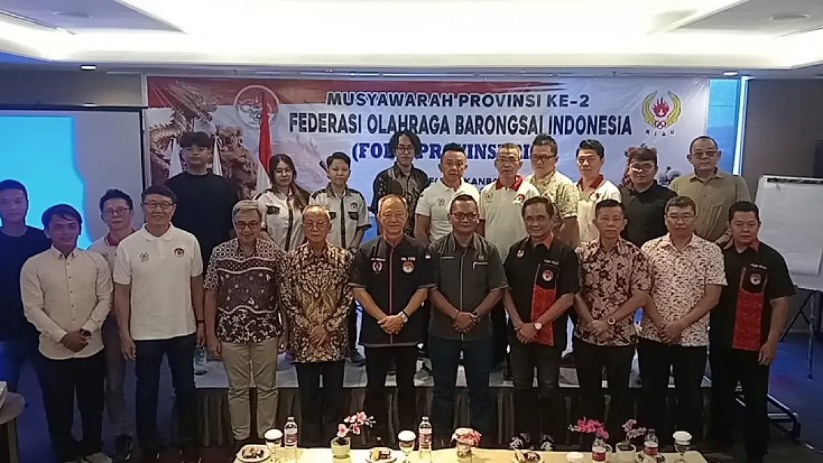 Ketua Bidang Organisasi Kemite Olahraga Nasional Indonesia (KONI) Riau, Zainudin (lima kanan) bersama Ketua Harian FOBI Pusat, Arifin Himawan (tengah) foto bersama, Ketua Fobi Riau terpilih Andrie Djaja (empat kanan) dan seluruh perwakilan pengurus FOBI dari kabupaten dan kota di Riau usai musprov Fobi di Fox Hotel Pekanbaru, Sabtu (27/6/2026). (Prapti Dwi Lestari/Riaupos.co)
