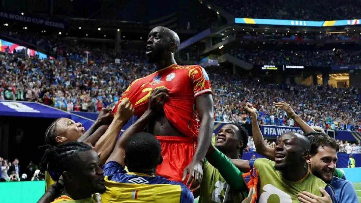 Yoane Wissa merayakan gol ketiga Republik Demokratik Kongo melawan Uzbekistan bersama rekan-rekan setimnya. (Sean M. Haffey - FIFA/FIFA via Getty Images)