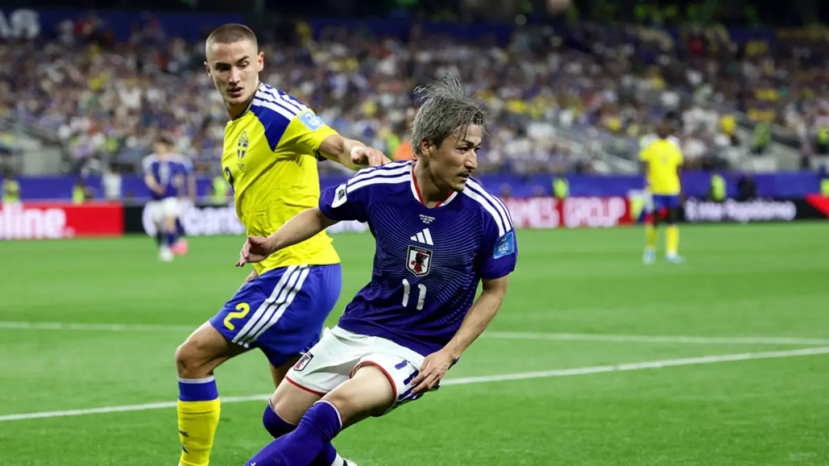 Penyerang Jepang, Daizen Maeda (kanan),  berebut bola dengan bek Swedia, Gustaf Lagerbielke, dalam penyisihan terakhir Grup F Piala Dunia 2026 di Stadion Dallas, Arlington, Kamis (25/6/2026).  Keduanya bermain imbang 1-1 dan sama-sama lolos ke fase gugur.(Aric Becker/AFP )