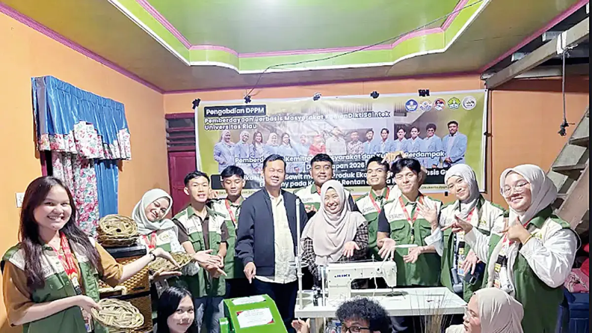 FOTO BERSAMA: Tim Dosen Pengabdian DPPM bersama mahasiswa Kukerta Unri foto bersama usai penyerahan alat peraut pembersih lidi sawit dan mesin jahit tas kepada KUB Sentra Kreatif di Desa Kuapan, Kecamatan Tambang, Kampar, Rabu (24/6/2026). (Unri untuk Riau Pos)

