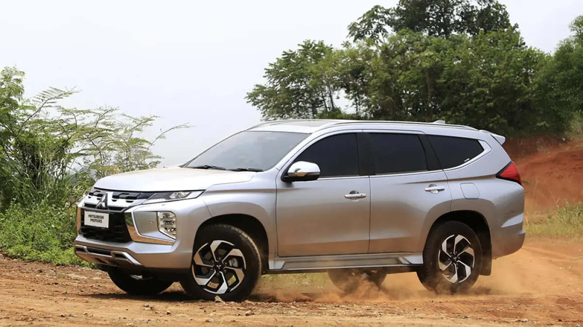 Pajero Sport melintasi jalan tanah saat test drive, belum lama ini. SUV medium ini menawarkan perpaduan ketangguhan, kenyamanan, efisiensi bahan bakar, serta teknologi keselamatan yang menjadikannya andal untuk penggunaan harian maupun perjalanan jarak jauh.  (MMKSI untuk riau pos)
