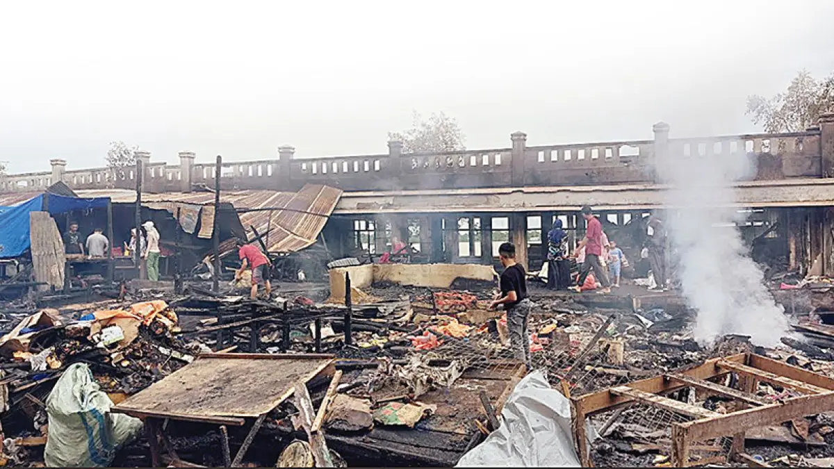 Asap masih terlihat dari puing-puing kios di Pasar Rakyat dan Pasar Terapung Tembilahan, Ahad (28/6/2026). Meski tidak menimbulkan korban jiwa, kebakaran ini menghanguskan ratusan kios dan 18 sepeda motor. (*2/RIAU POS)
