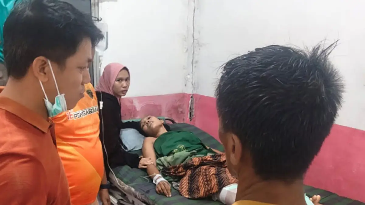 Asiah terbaring lemah di Puskesmas Kuala Lahang setelah kaki kirinya di gigit buaya di Desa Soren, Kecamatan Gaung, Kabupaten Inhil, Ahad (28/6/2026).(Istimewa)