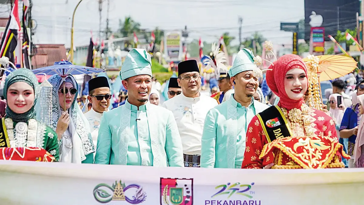 PAWAI TA’ARUF MTQ: Wali Kota Pekanbaru Agung Nugroho didampingi Wawako Pekanbaru Markarius Anwar bersama kontingen kafilah asal Pekanbaru saat mengikuti Pawai Ta’aruf Musabaqah Tilawatil Qur’an (MTQ) Ke-44 tingkat Provinsi Riau di Kabupaten Kuantan Singingi, Sabtu (27/6/2026). (Pemko pekanbaru untuk riau pos)
