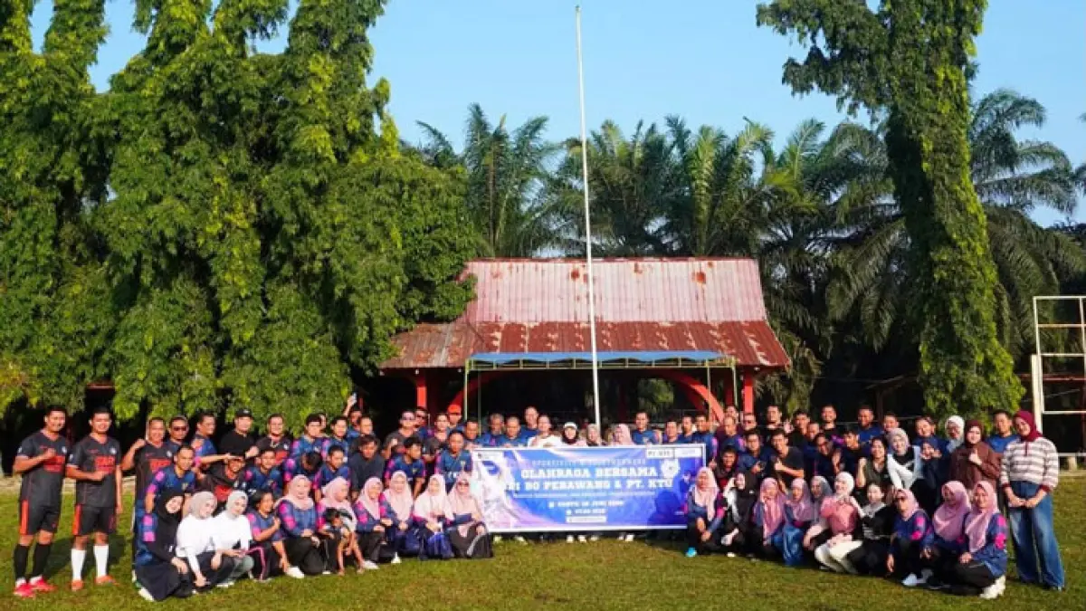 Foto bersama Karyawan BRI Perawang dan PT Kimia Tirta Utama sebelum kick off pertandingan bola dalam rangkaian kegiatan olah raga bersama, baru-baru ini. (BRI untuk Riaupos.co)