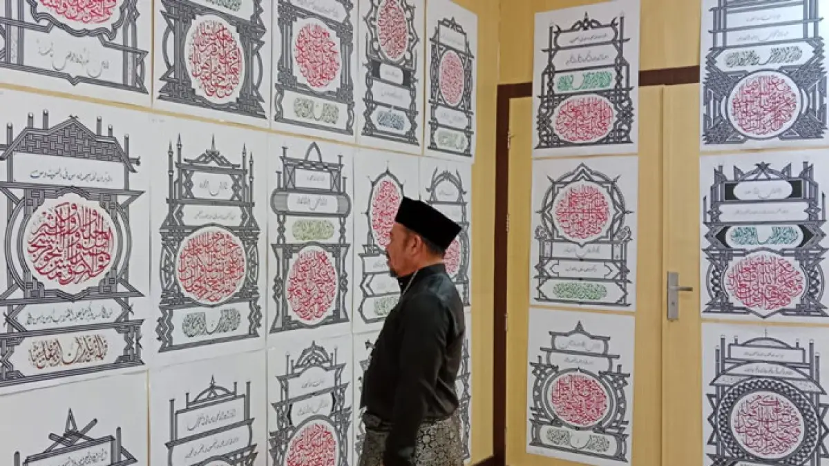 Hakim Waktu Zulfikar Ali melihat hasil karya Kaligrafi yang ditorehkan peserta 12 Kabupaten/kota, Senin (29/6/2026). (Desriandi Candra/Riaupos.co)