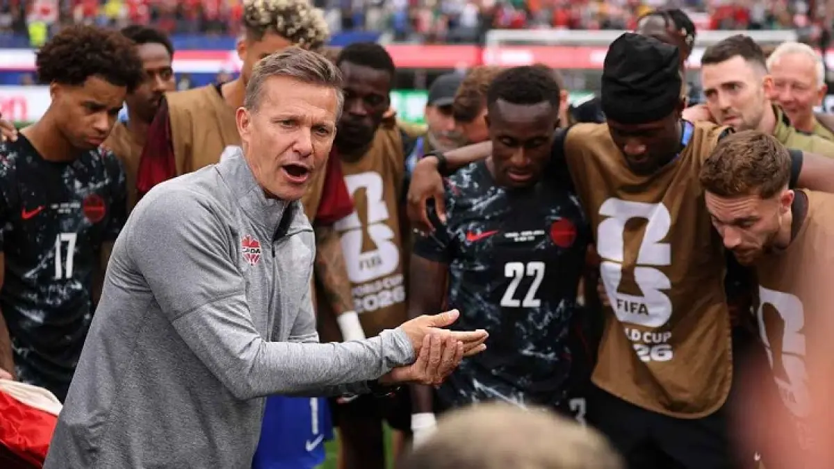 Jesse Marsch berbicara kepada tim Kanada setelah kemenangan di menit-menit terakhir atas Afrika Selatan di babak 32 besar Piala Dunia pada hari Minggu. (Getty Images)