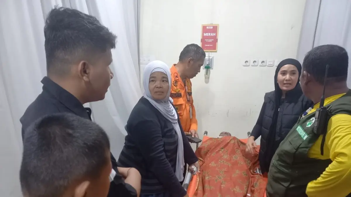Kalaksa BPBD Kuansing H Yulizar bersama tim medis&nbsp; dI RSUD Telukkuantan menyiapkan jenazah Andan, anak pacu Jalur Toduang Hitam Dubalang Sati yang meninggal dunia usai pacu jalur, Senin (29/6/2026). (BPBD Kuansing)