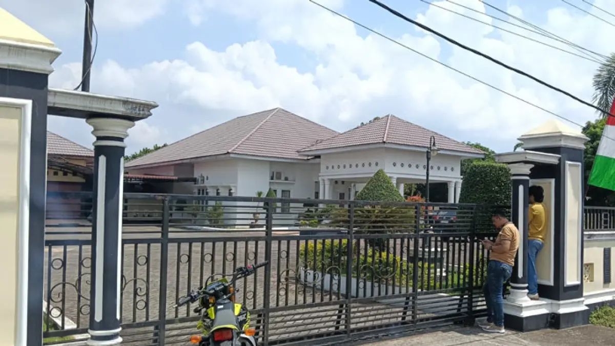 Kondisi rumah dinas jabatan Sekda Kuansing di Kelurahan Sungai Jering Kecamatan Kuantan Tengah, Senin (29/6/2026). (Desriandi Candra/Riaupos.co)