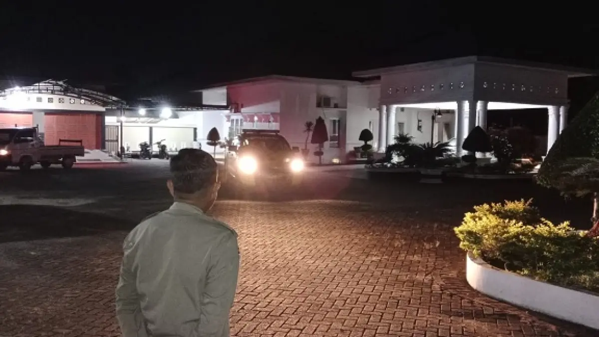 Kondisi rumah dinas Sekda Kuansing sesaat sebelum ditinggalkan pihak yang diduga Tim KPK, Senin (29/6/2026) malam. (Desriandi Candra/Riaupos.co)