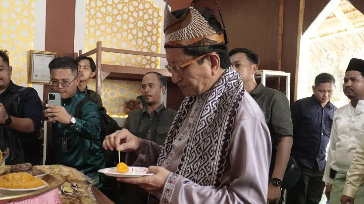 Menteri Agama Republik Indonesia, Prof Dr KH Nasaruddin Umar MA saat mencicipi Kue Bolu Berendam yang ada di stand Kabupaten Inhu pada acara pembukaan, Sabtu (27/6/2026). (Diskominfotik Inhu