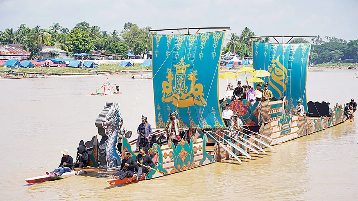NAIK KAPAL: Bupati Siak Afni Z, Wabup Syamsurizal dan kerabat Sultan Siak menaiki replika Kapal Harimau Buas dalam pawai MTQ Ke-44 Provinsi Riau di Telukkuantan, Kabupaten Kuangsing, Sabtu (27/6/2026). (monang/riau pos)
