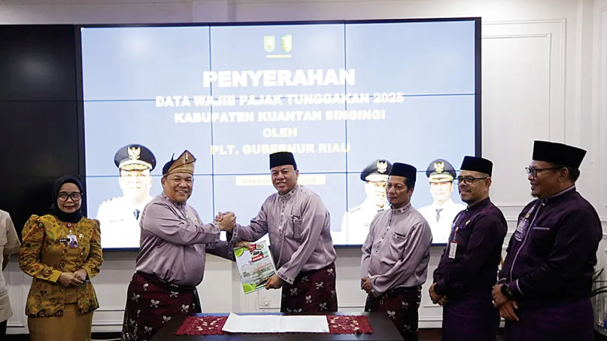 Plt Gubri SF Hariyanto menyerahkan data tunggakan pajak kepada Bupati Kuansing Suhardiman Amby, Sabtu (27/6/2026). (Diskominfo Riau untuk riau pos)