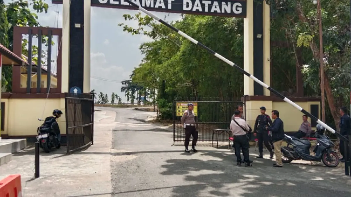 Polres Kuansing yang dijaga polisi di pintu masuk, Senin (29/6/2026) seiring dengan kabar kedatangan tim KPK ke Kuansing. (Desriandi Candra/Riaupos.co)