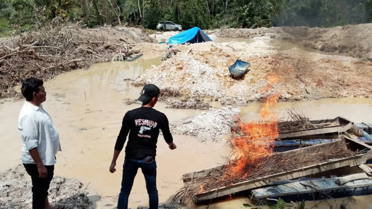 Rakit PETI di musnahkan Polres Kuansing di Desa Jake Kecamatan Kuantan Tengah, Senin (29/6/2026) di musnahkan. (Desriandi Candra/Riaupos.co)