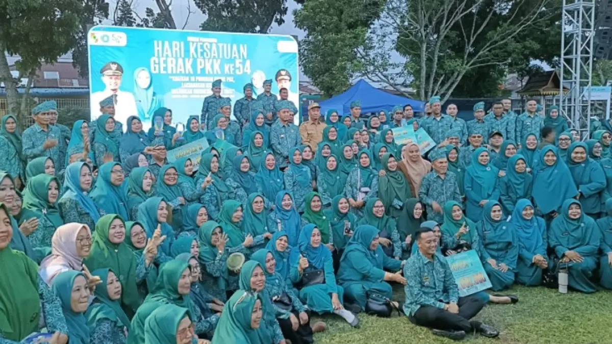 Wako Pekanbaru Agung Nugroho didampingi Wawako Pekanbaru Markarius Anwar dan Ketua TP PKK Pekanbaru Sulastri Agung serta ratusan kader PKK Pekanbaru dalam puncak peringatan Hari Kesatuan Gerak (HKG) PKK ke-54 Kota Pekanbaru yang digelar di Lapangan Bukit Senapelan, Senin (29/6/2026). (Pemko Pekanbaru)