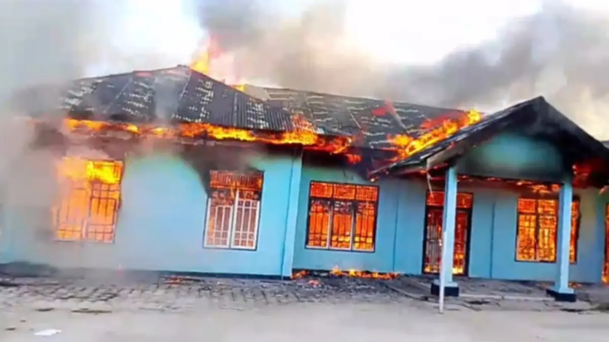 TERBAKAR: Kantor Desa Muara Bahan Kecamatan Singingi Hilir, Kabupaten Kuansing, hangus terbakar, Sabtu (27/6/2026). (Kecamatan Singingi Hilir untuk riau pos)

