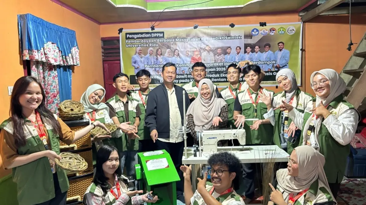 Tim Dosen Pengabdian DPPM bersama mahasiswa KUKERTA Unri foto bersama usai penyerahan alat peraut pembersih lidi sawit dan mesin jahit tas kepada KUB Sentra Kreatif di Desa Kuapan, Kecamatan Tambang, Rabu (24/6/2026). (Unri untuk Riau Pos)