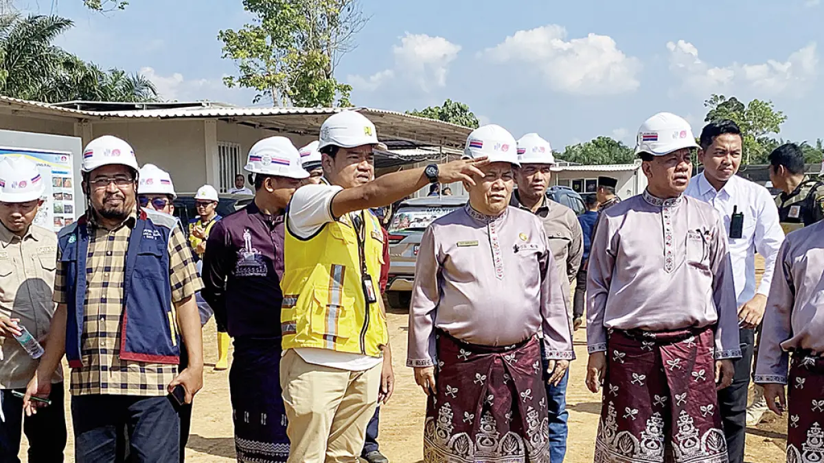 TINJAU SEKOLAH RAKYAT: Plt Gubri SF Hariyanto didampingi Bupati Kuansing Suhardiman Amby saat meninjau pembangunan Sekolah Rakyat di Kabupaten Kuansing, Sabtu (27/6/2026). (soleh Saputra/riau pos)
