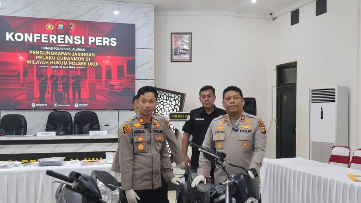 Kapolres Pelalawan AKBP John Louis Letedara didampingi Kapolsek Ukui AKP Ardi Surya Kusuma menggelar konferensi pers pengungkapan dua kasus pencurian kendaraan bermotor di wilayah Kecamatan Ukui, Kabupaten Pelalawan, Selasa (30/6/2026) di Aula Teluk Meranti kantor Polres Pelalawan. (M Amin Amran/Riaupos.co)