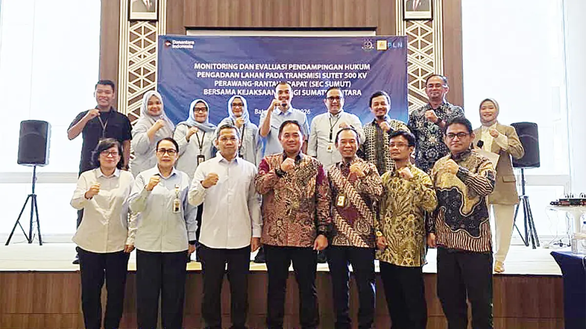 General Manager PLN UIP Sumbagteng Achmadi Abbas bersama karyawan foto bersama Tim Kejaksaan Tinggi Sumut usai kegiatan Monitoring dan Evaluasi Pendampingan Hukum Pengadaan Lahan pada Transmisi Sutet 500 KV Perawang-Rantau Parapat (Sec Sumut), belum lama ini. (pt pln (persero) untuk riau pos)
