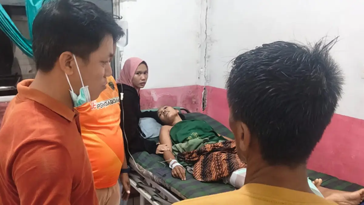 Asiah terbaring lemah saat mendapat perawatan di Puskesmas Kuala Lahang setelah kaki kirinya digigit buaya di Desa Soren, Kecamatan Gaung, Kabupaten Inhil, Ahad (28/6/2026). (POLSEK GAUNG UNTUK RIAU POS)