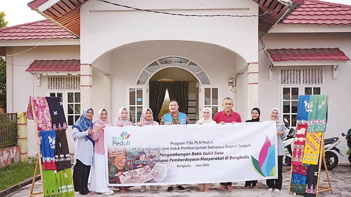 Ketua Kelompok Usaha Bersama Batik Bukit Batu  Diana Rita H MPd bersama anggota foto bersama Assistant Manager Komunikasi dan TJSL PLN UIP Sumbagteng Muhammad Jamil usai menyerahkan program TJSL PLN Peduli UIP Sumbagteng dalam mengembangkan Batik Bukit Batu, belum lama ini. (PT PLN (Persero) untuk riau pos)