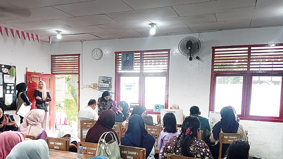 DATANGI SEKOLAH: Sejumlah orang tua calon peserta didik baru mendatangi SDN 48 Pekanbaru untuk meminta bantuan dalam proses pendaftaran SPMB secara online, Senin (29/6/2026).&nbsp;(Prapti Dwi Lestari/riau pos)
