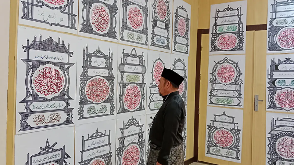 Hakim Waktu Lomba Kaligrafi, Zulfikar Ali, melihat hasil karya kaligrafi peserta 12 kabupaten/kota di gedung Abdul Rauf, Telukkuantan, Senin (29/6/2026). (DESRIANDI CANDRA)
