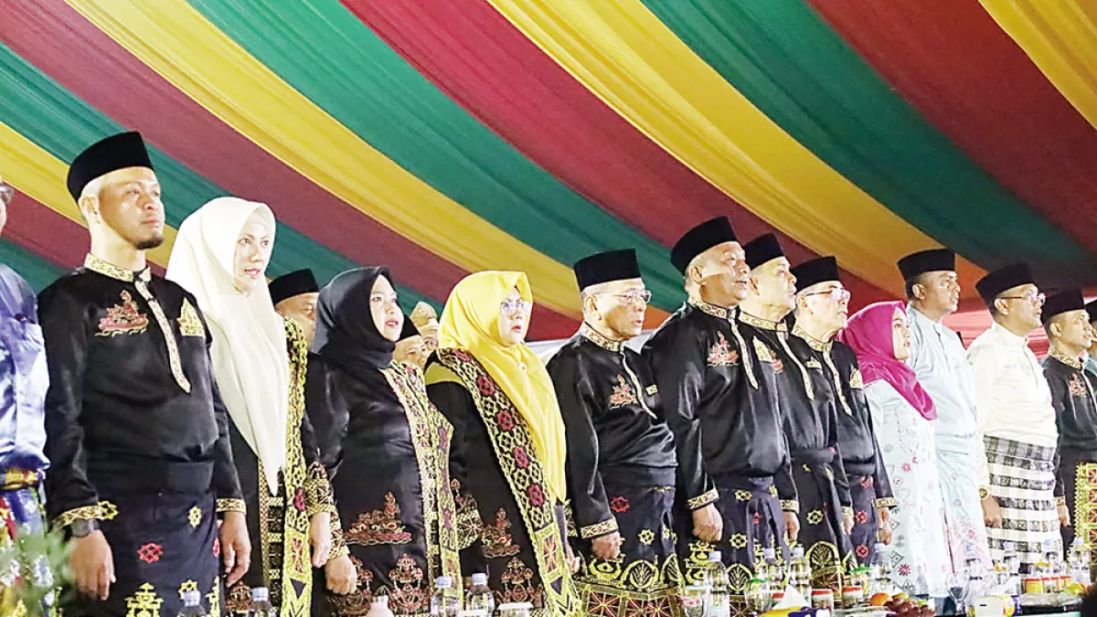 MENYAPA: Bupati Siak Afni Zulkifli (empat kiri) berdiri dan menyapa sebagai bentuk dukungan kepada para peserta yang akan berlomba membawa nama Negeri Istana, di malam pembukaan Musabaqah Tilawatil Qur’an (MTQ) ke-44 Tingkat Provinsi Riau di Kabupaten Kuantan Singingi, Sabtu (27/6/2026). (monang lubis/riau pos)
