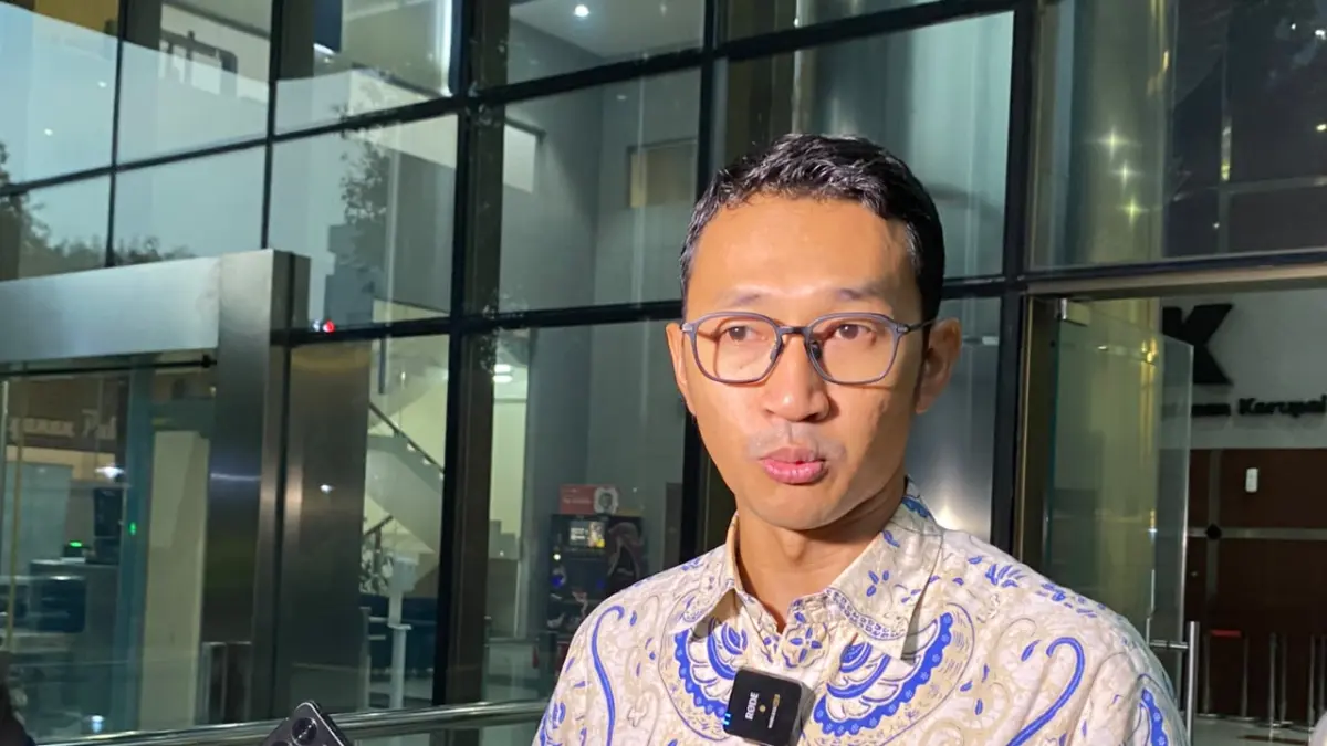 Juru Bicara KPK RI, Budi Prasetyo saat memberikan keterangan kepada wartawan terkait operasi di Kabupaten Kuansing, Riau di gedung merah putih KPK Jakarta, Selasa (30/6/2026).(YUSNIR/RIAUPOS.CO)