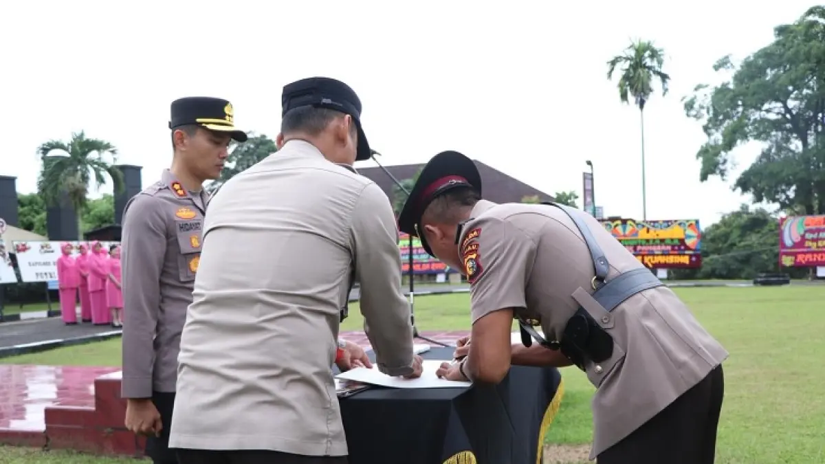 Kapolres Kuansing AKBP Hidayat Perdana melakukan sertijab empat perwira Polres Kuansing, Selasa (30/6/2026) di Kapolres Kuansing. (Humas Polres Kuansing)