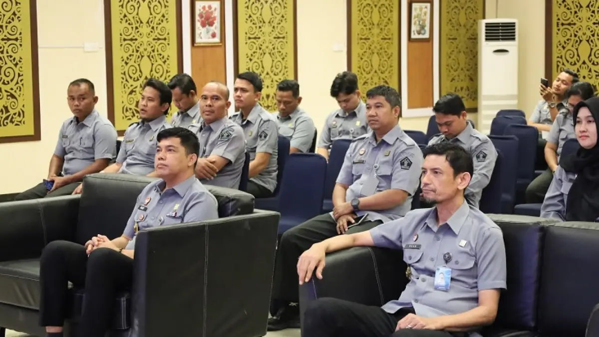 Kepala Kanwil Kemenkum Riau Rudy Hendra Pakpahan (depan kiri), mengikuti Community of Practice Pancasila secara daring dari kantornya di Pekanbaru, Selasa (30/6/2026). (Humas Kanwil Kemenkum Riau)
