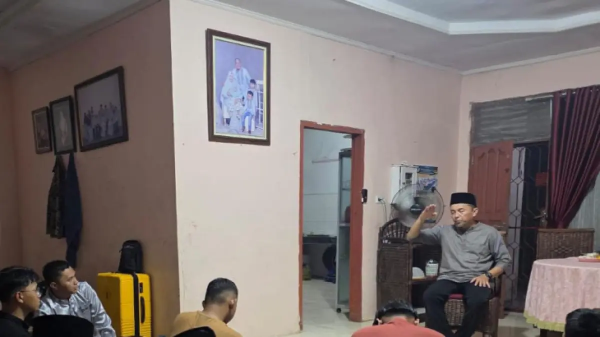 Ketua Harian LPTQ Kabupaten Kampar H Erman Gani memotivasi peserta yang lolos ke babak final MTQ Riau di Pemondokan Kuansing, Selasa (30/6/2026).(DISKOMINFO KAMPAR UNTUK RIAUPOS.CO)