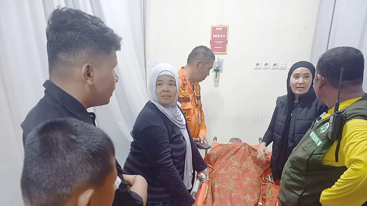 Menyiapkan JENAZAH: Kalaksa BPBD Kuansing H Yulizar bersama tim medis&nbsp;di RSUD Telukkuantan saat menyiapkan jenazah Andan, anak pacu Jalur Toduang Hitam Dubalang Sati yang meninggal dunia usai pacu jalur, Senin (29/6/2026). (BPBD Kuansing untuk riau pos)
