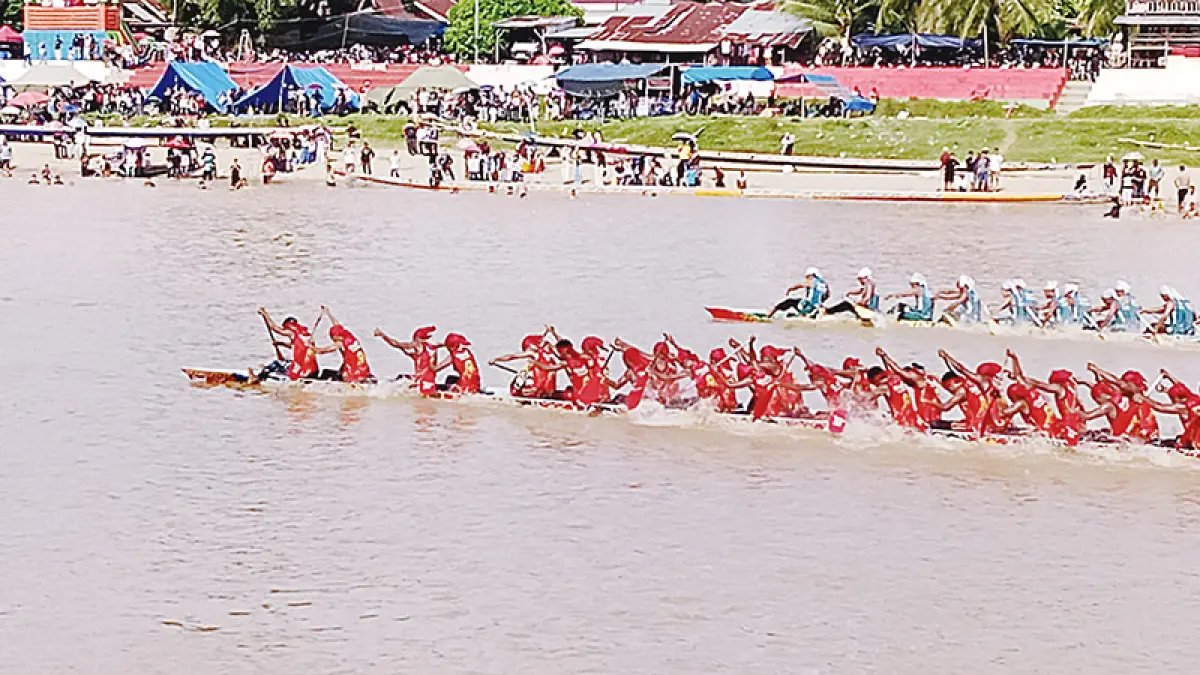 PACU JALUR: Jalur Keramat Jubah Merah saat berpacu di Pacu Jalur Rayon II Tepian Narosa Telukkuantan, Senin (29/6/2026). (Desriandi candra/riau pos)

