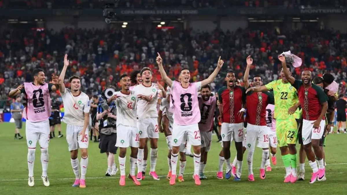 Para pemain Maroko merayakan kemenangan setelah mengalahkan Belanda lewat adu penalti di babak 32 besar Piala Dunia 2026. (Getty Images)