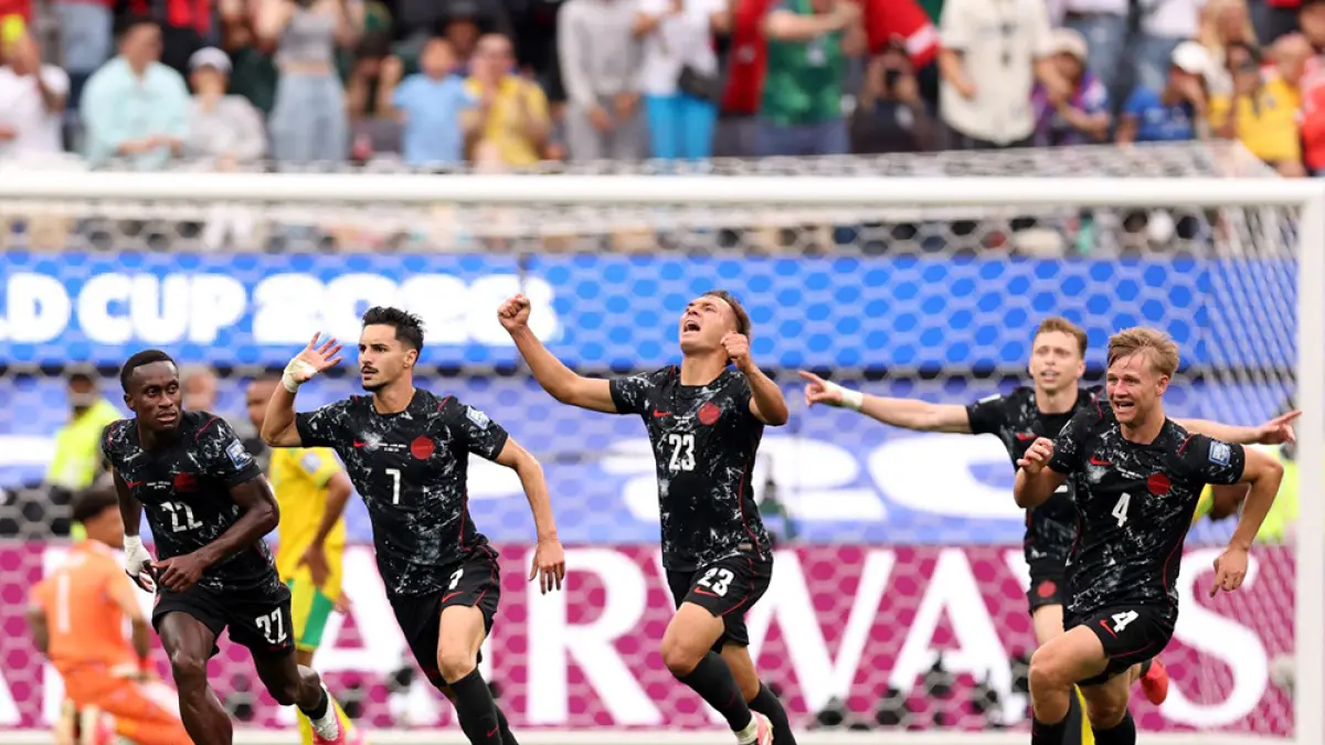 Pemain Kanada Stephen Eustaquio (dua kiri) merayakan gol pertama timnya  dalam pertandingan babak 32 besar Piala Dunia FIFA 2026 Afrika Selatan melawan Kanada di Los Angeles Stadium,  Senin (29/6/2026).  (afp)
