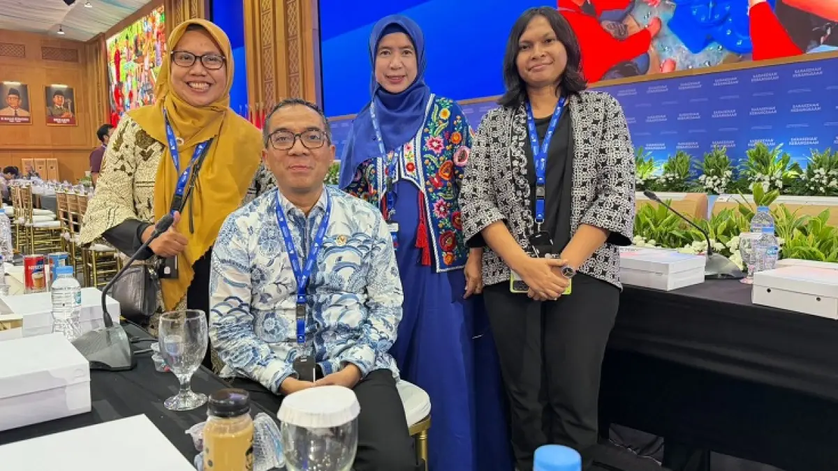 Rektor Universitas Sains dan Teknologi Indonesia&nbsp; Assoc Prof Dr Lusiana SKom MKom foto bersama Menteri Pendidikan Tinggi, Sains dan Teknologi (Mendiktisaintek) usai pembukaan Serasehan Kebangsaan KSTI, Jumat (26/6/2026). (USTI untuk Riau Pos)