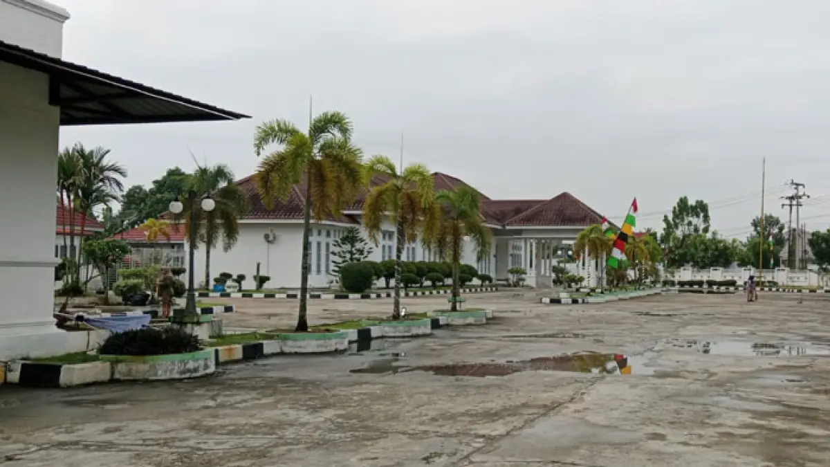 Rumah dinas jabatan Bupati Kuansing, Selasa (30/6/2026) sepi. (Desriandi Candra/Riaupos.co)