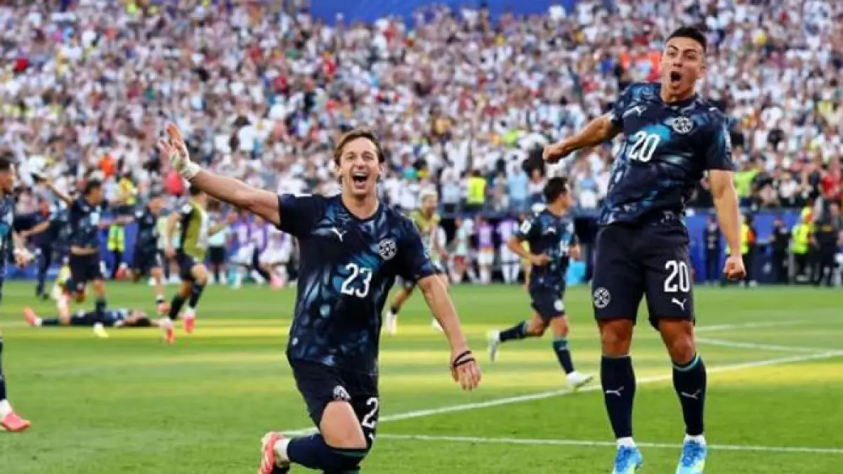 Selebrasi Pemain Paraguay merayakan kemenangan dramatis atas Jerman lewat adu penalti 4-3 setelah bermain imbang 1-1 pada babak 32 besar Piala Dunia 2026. (FIFA) 